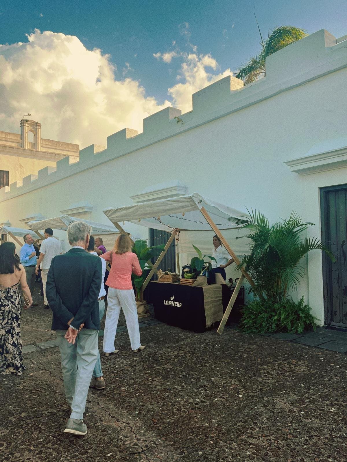 Estación de catering de La Mancha montada en un evento al atardecer