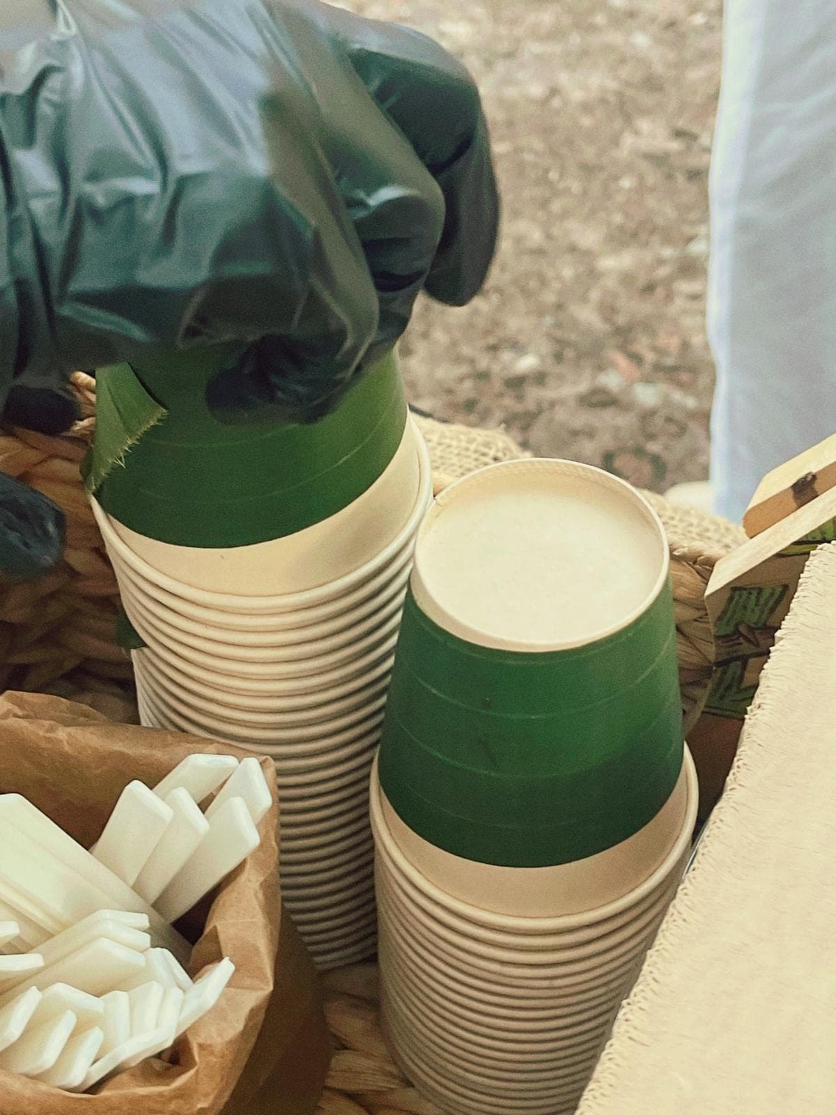 Vasos y utensilios desechables listos para el servicio